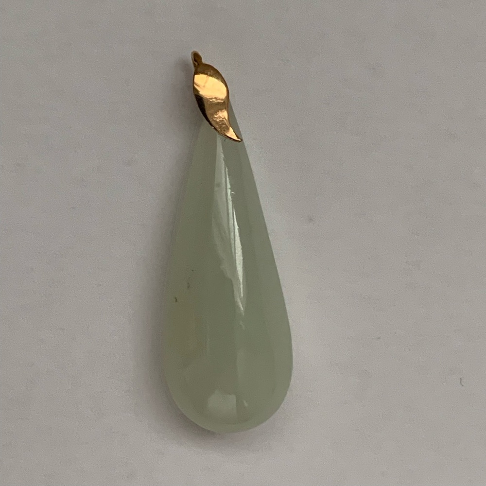 New vintage white jade teardrop pendant with leaf design